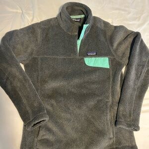 Patagonia Charcoal and Teal Fleece quarter pull over Jacket. Worn twice.